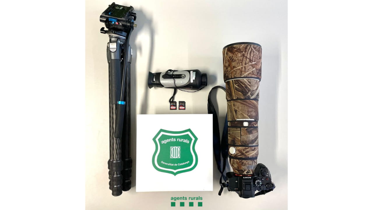 Dispositiu de vigilància del Grup Especial de Verins i Antifurtivisme del Cos d'Agents Rurals: comís d'un dels equips fotogràfics. Dispositiu de vigilància del Grup Especial de Verins i Antifurtivisme del Cos d'Agents Rurals: comís d'un dels equips fotogràfics.