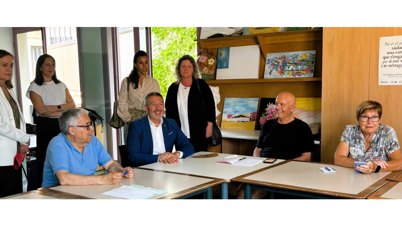 El conseller Sàmper i la directora general d’Economia i Societat Digitals, Sandra Ruiz, durant la visita al curs del Casal Cívic i Comunitari de Granollers, espai que s’ha sumat a la iniciativa El conseller Sàmper i la directora general d’Economia i Societat Digitals, Sandra Ruiz, durant la visita al curs del Casal Cívic i Comunitari de Granollers, espai que s’ha sumat a la iniciativa