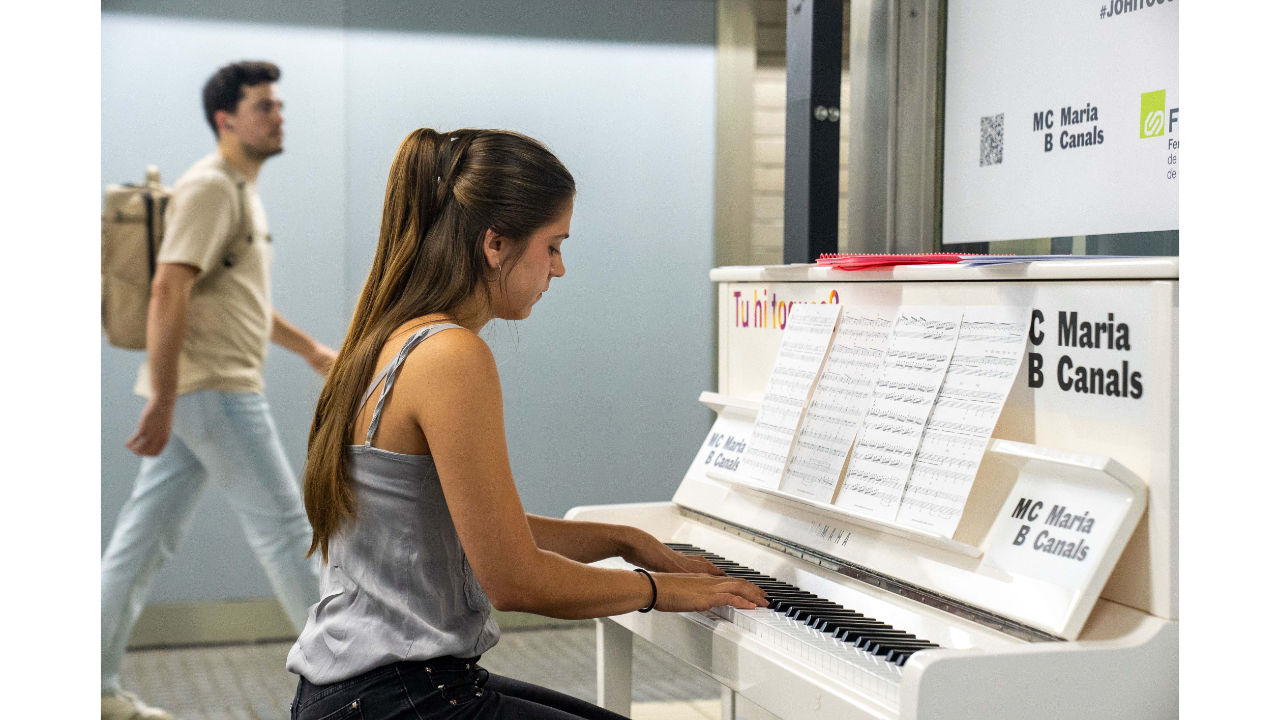 Imatge piano Maria Canals estació FGC Plaça Espanya Imatge piano Maria Canals estació FGC Plaça Espanya