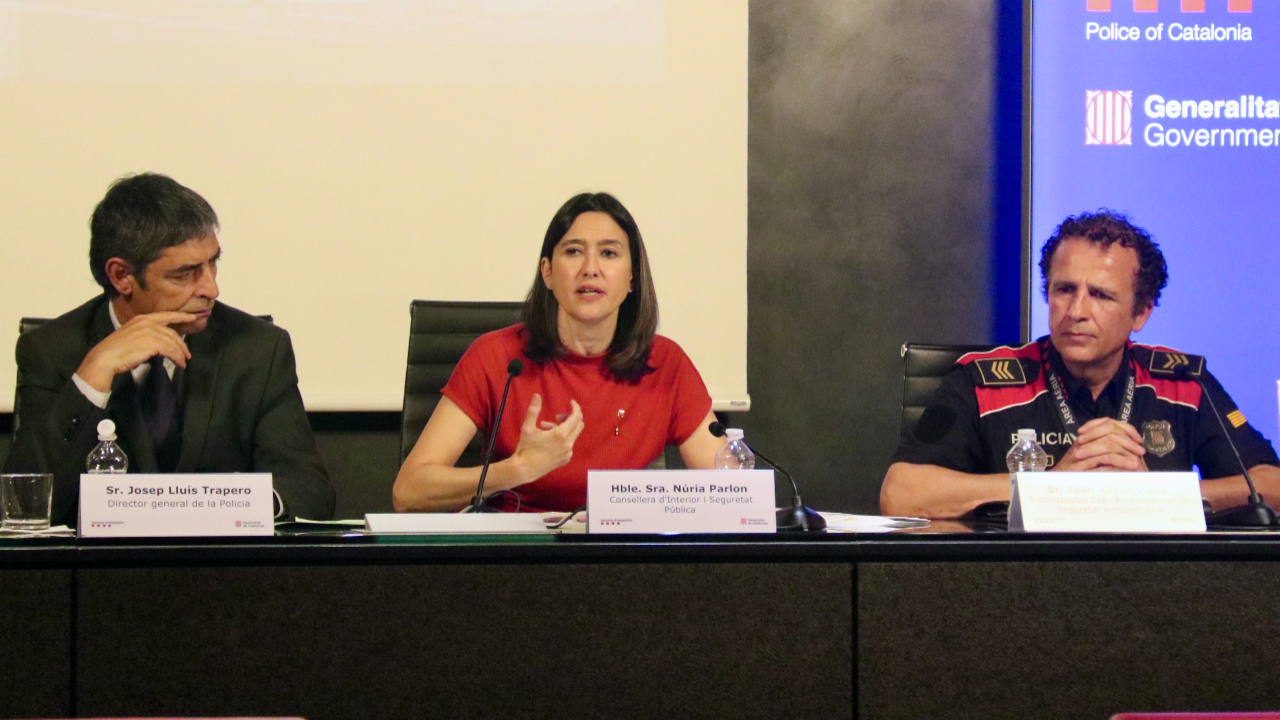 El director dels Mossos, Josep Lluís Trapero; la consellera d'Interior, Núria Parlon, i el sotsinspector Joan Alfred, cap de l'Àrea Regional de Seguretat Aeroportuària, en roda de premsa a l'aeroport del Prat (ACN). El director dels Mossos, Josep Lluís Trapero; la consellera d'Interior, Núria Parlon, i el sotsinspector Joan Alfred, cap de l'Àrea Regional de Seguretat Aeroportuària, en roda de premsa a l'aeroport del Prat (ACN).