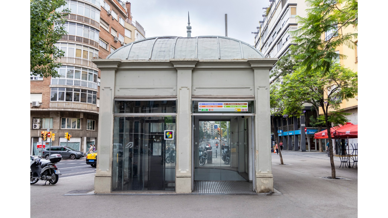 L'edicle de l'estació d'FGC de Sant Gervasi, actualment. L'edicle de l'estació d'FGC de Sant Gervasi, actualment.