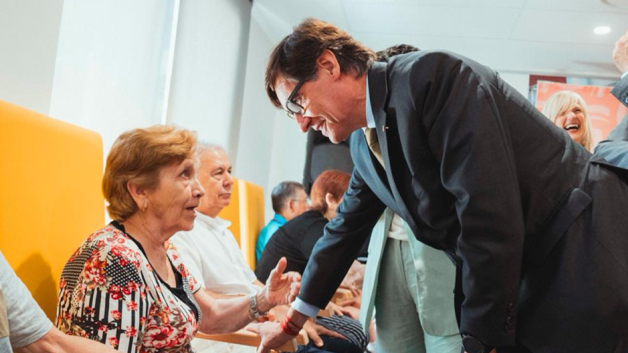 El president saludant una usuària del centre. Autor: Arnau Carbonell El president saludant una usuària del centre. Autor: Arnau Carbonell