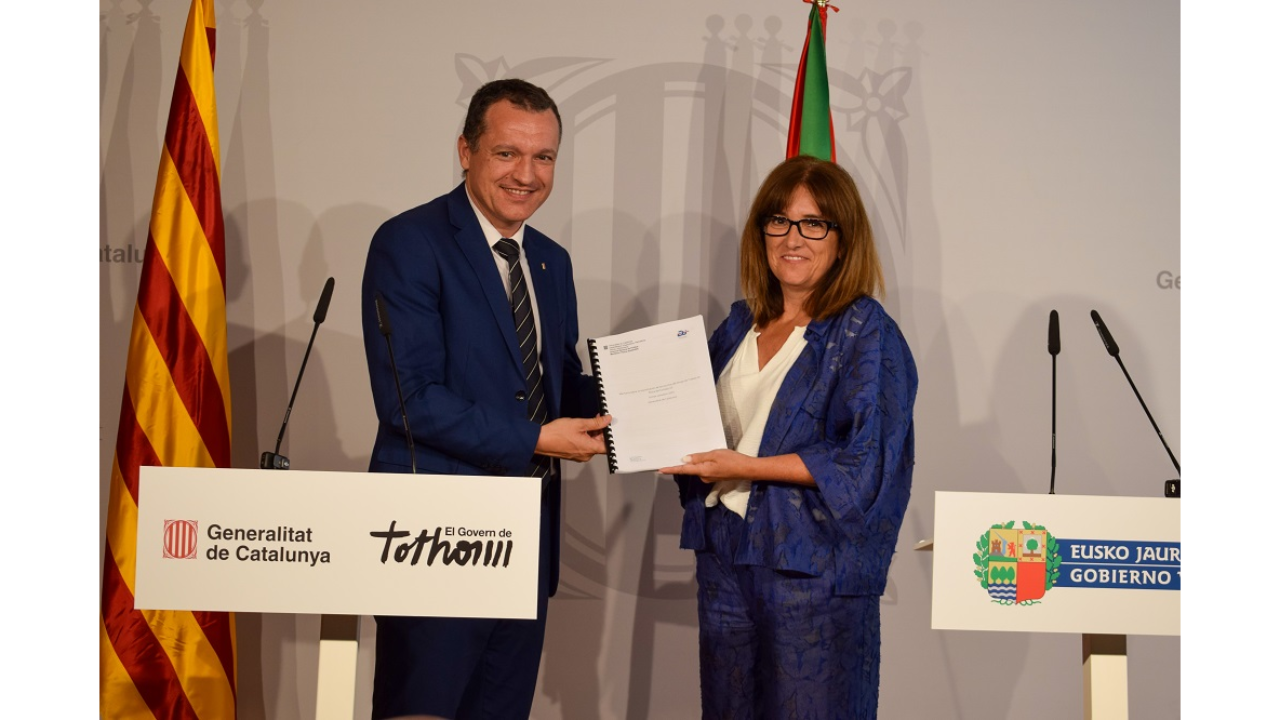 L’acte de traspàs s’ha formalitzat aquest migdia, entre el conseller d’Agricultura, Ramaderia, Pesca i Alimentació, Òscar Ordeig, i la consellera d’Alimentació, Desenvolupament Rural, Agricultura i Pesca del Govern basc, Amaia Barredo L’acte de traspàs s’ha formalitzat aquest migdia, entre el conseller d’Agricultura, Ramaderia, Pesca i Alimentació, Òscar Ordeig, i la consellera d’Alimentació, Desenvolupament Rural, Agricultura i Pesca del Govern basc, Amaia Barredo