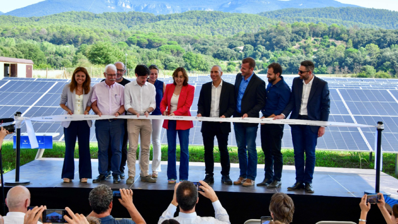 La consellera Paneque inaugura la instal·lació fotovoltaica que donarà servei a LC Paper 1881, amb els responsables de l'empresa i els de la instal·lació La consellera Paneque inaugura la instal·lació fotovoltaica que donarà servei a LC Paper 1881, amb els responsables de l'empresa i els de la instal·lació